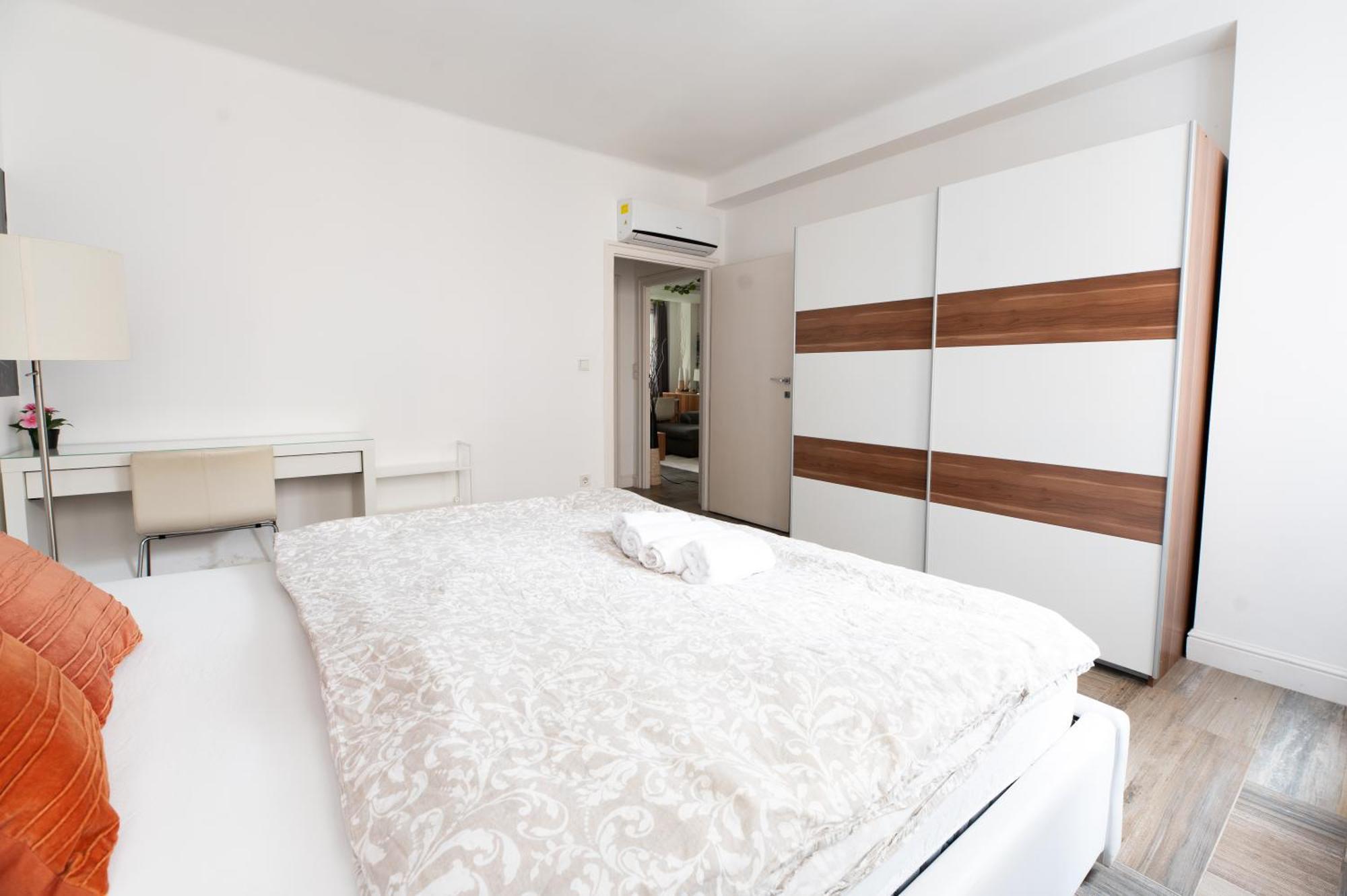 Апартаменти Superb Location & Chic W' 2bedroom